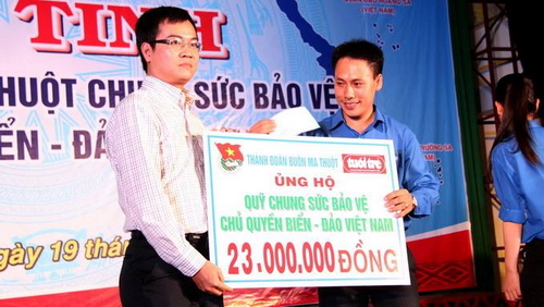 Đoàn viên, thanh niên đóng góp ủng hộ Quỹ “Chung sức bảo vệ chủ quyền biển – đảo Việt Nam”